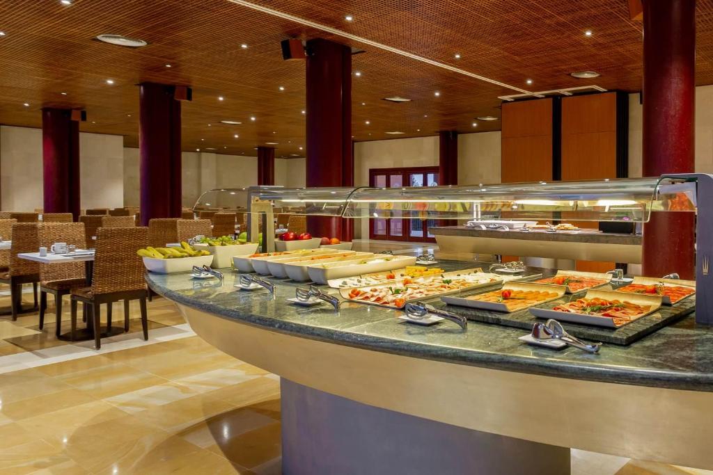 Comida en o cerca de este hotel