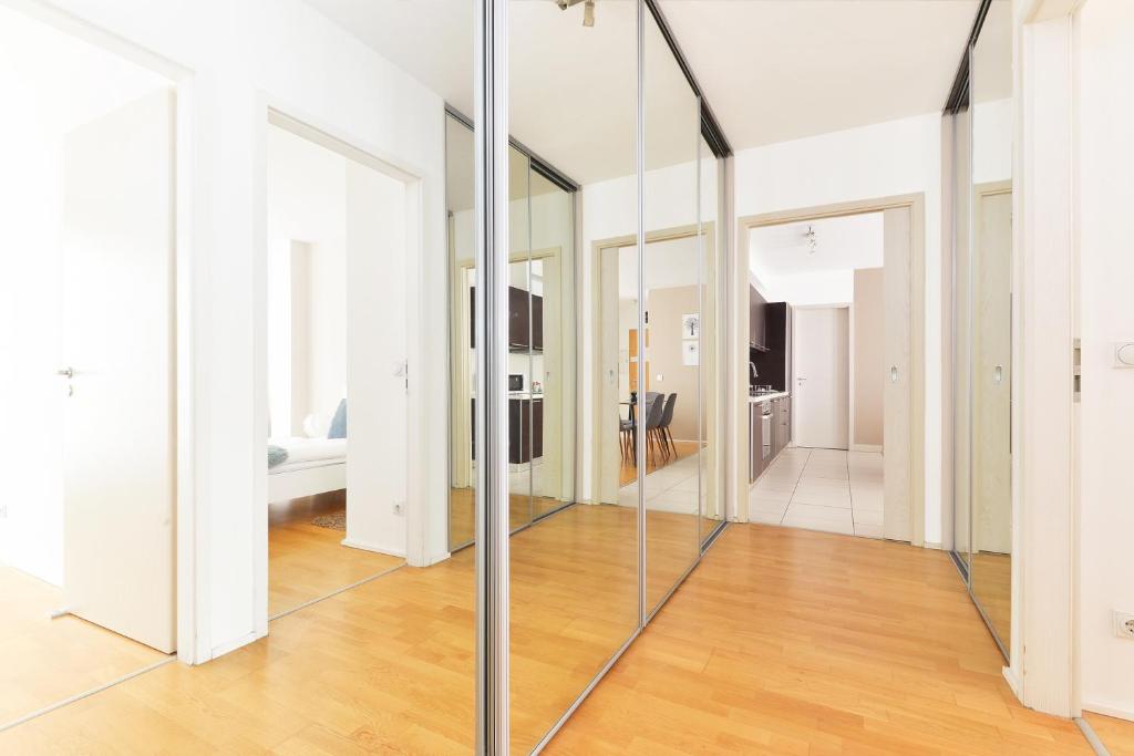 Quality Point Apartments 0-24 reception - Resim 10