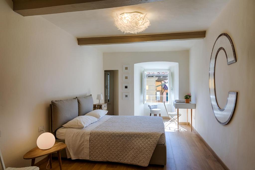 - une chambre avec un lit et un salon dans l'établissement Le Dimore di casa Mattei N 10, à Prato