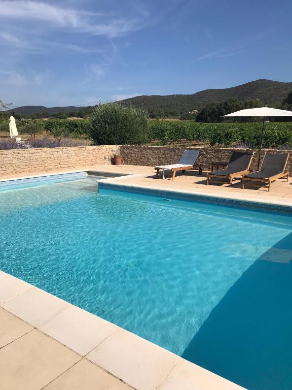 Bazén v ubytování Maison d'hôtes Bastide St Victor à 2,5 kilomètres de Lourmarin nebo v jeho okolí