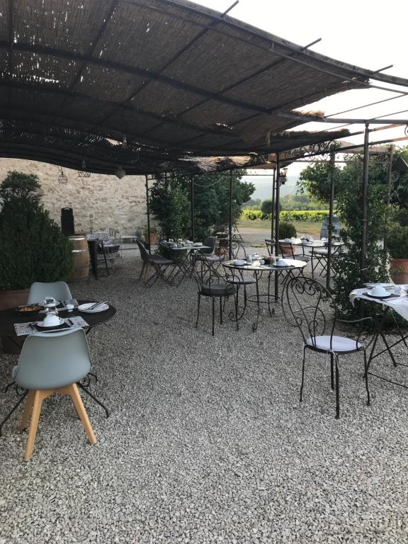 Restaurace v ubytování Maison d'hôtes Bastide St Victor à 2,5 kilomètres de Lourmarin