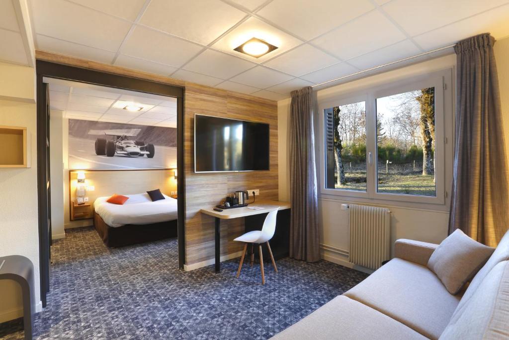 um quarto de hotel com uma cama e uma secretária em Logis Relais Des Puys em Orcines