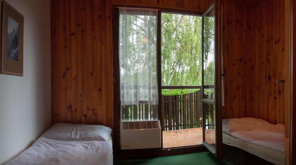 Katil atau katil-katil dalam bilik di Lovecký hotel Jívák