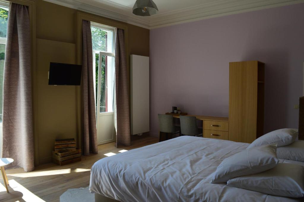 Postel nebo postele na pokoji v ubytování Hotel La Heid des Pairs