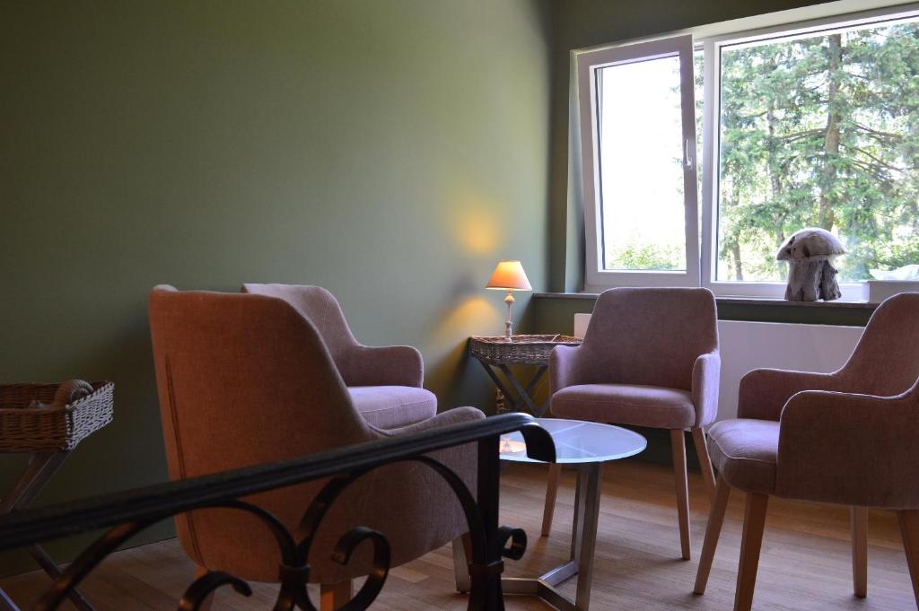 Posezení v ubytování Hotel La Heid des Pairs