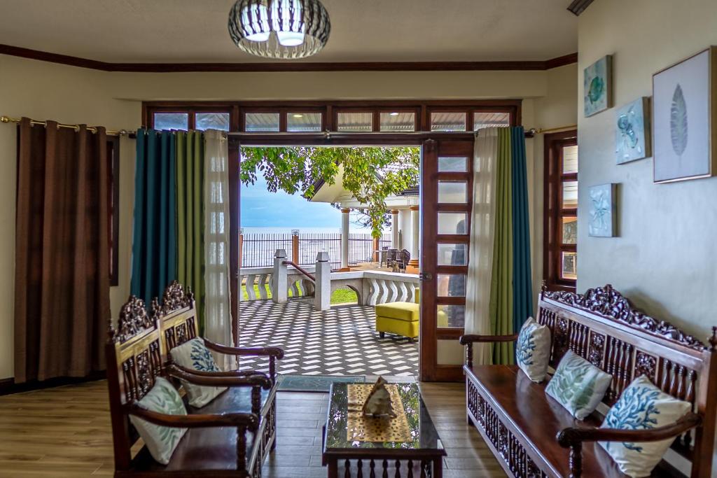 - un salon avec un canapé et une vue sur l'océan dans l'établissement Casa dela Playa (House by the Beach), à Dipolog