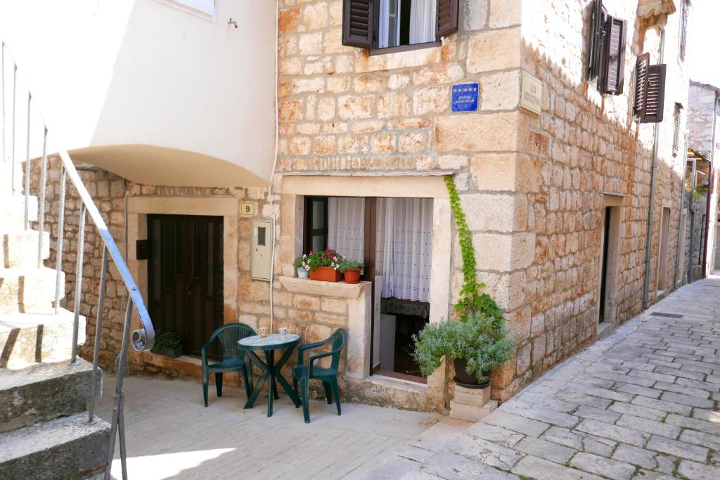 Το κτήριο όπου στεγάζεται  το διαμέρισμα