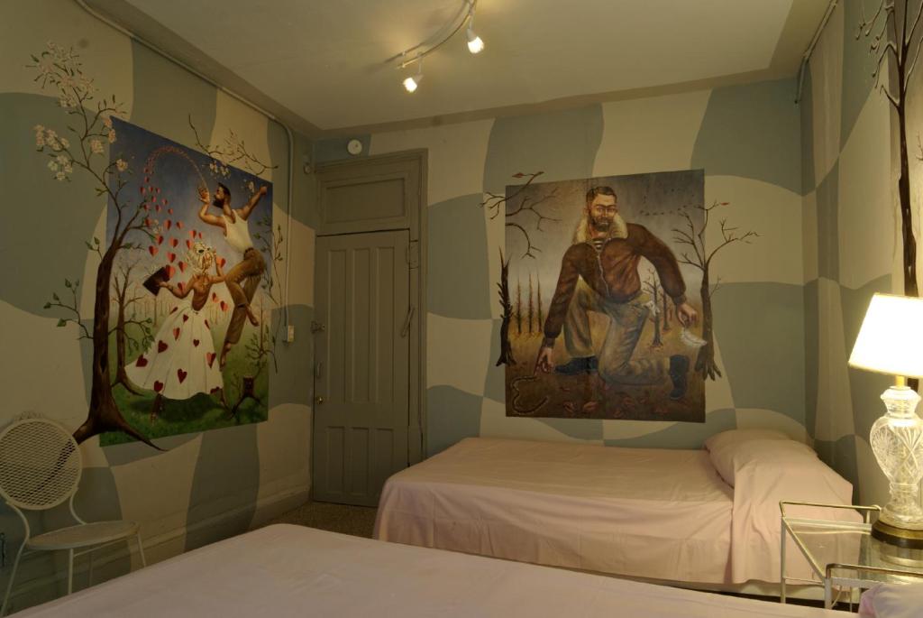 Cama ou camas em um quarto em Carlton Arms Hotel
