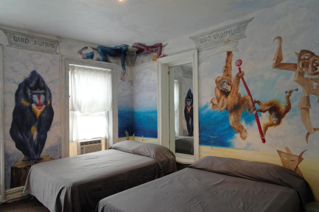 Cama ou camas em um quarto em Carlton Arms Hotel