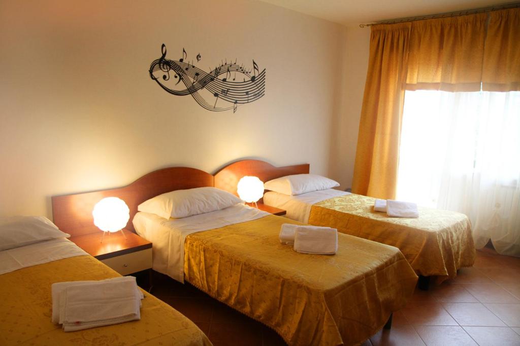 Habitación de hotel con 2 camas y ventana en B&B Music, en Milán