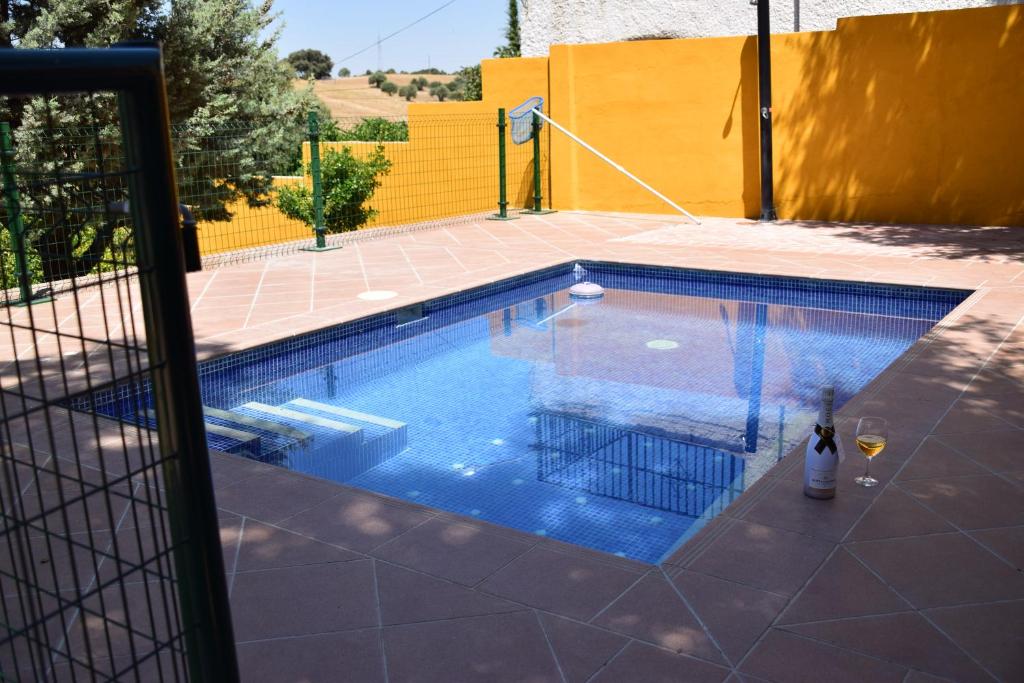 una piscina con una valla alrededor en CASA CAPELLANIA-chalet con piscina junto a Madrid, en Méntrida