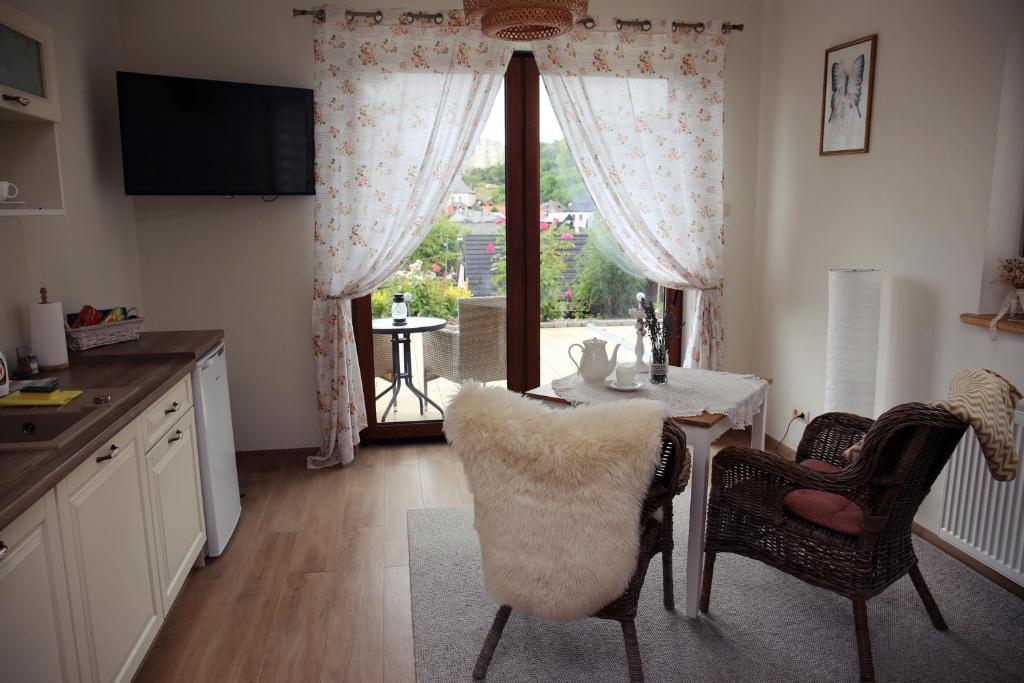 カジミエシュ・ドルニにあるSielsko-Anielsko centrumのテーブルと椅子と窓のあるキッチン