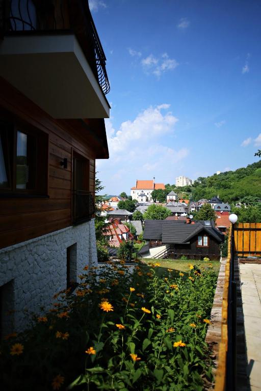 a building with a garden with flowers next to a building at Sielsko-Anielsko centrum in Kazimierz Dolny