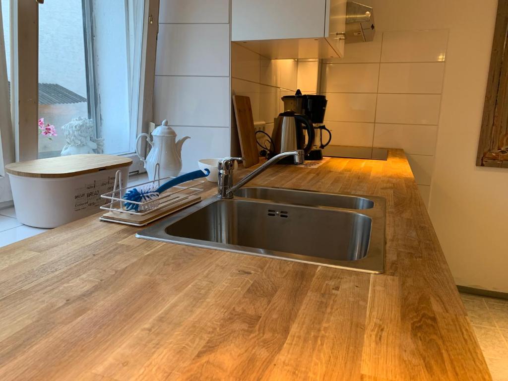 Ferienwohnung Elfriede - WLAN, 2 Bäder, Küche, Freisitz, 2 Parkplätze, im Ortskern - Three-Bedroom Apartment