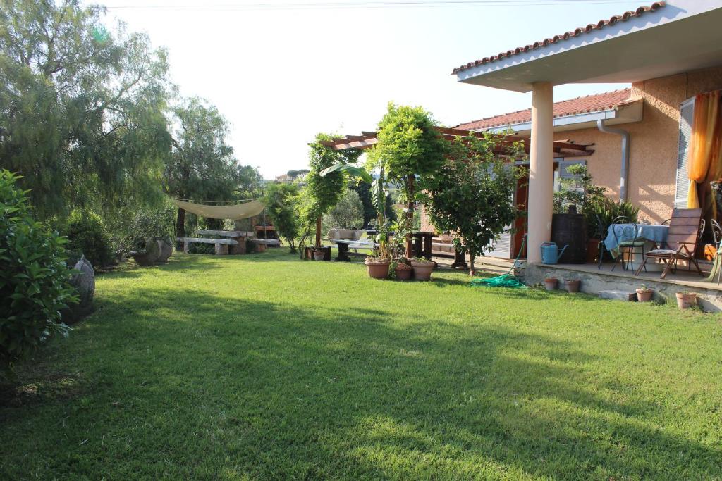 un patio con una hamaca y una casa en Appartamento In Villa Di Judighes en Cerveteri