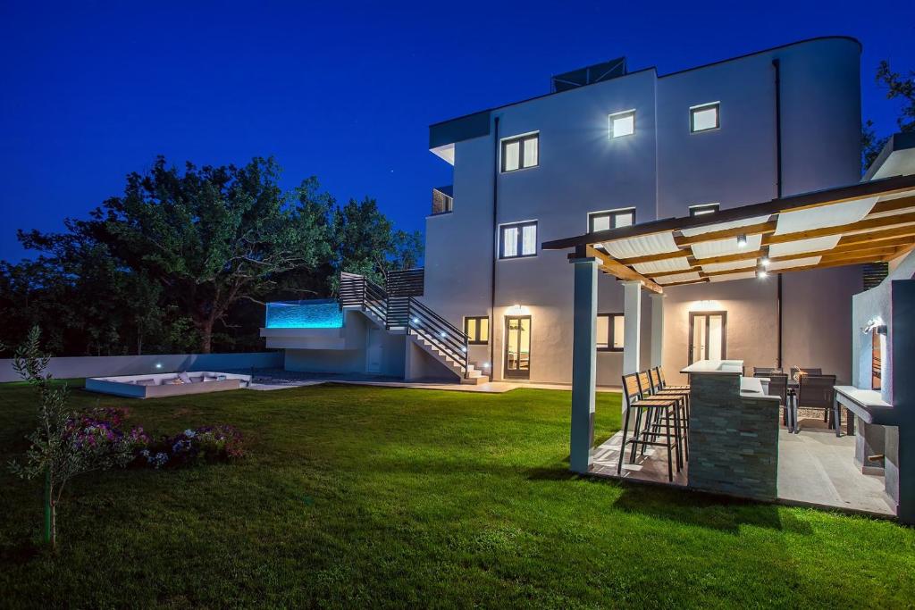 Bazén v ubytovaní Villa Zora -luxurious villa with heated pool, sauna, 4 bedrooms, 10 persons max alebo v jeho blízkosti