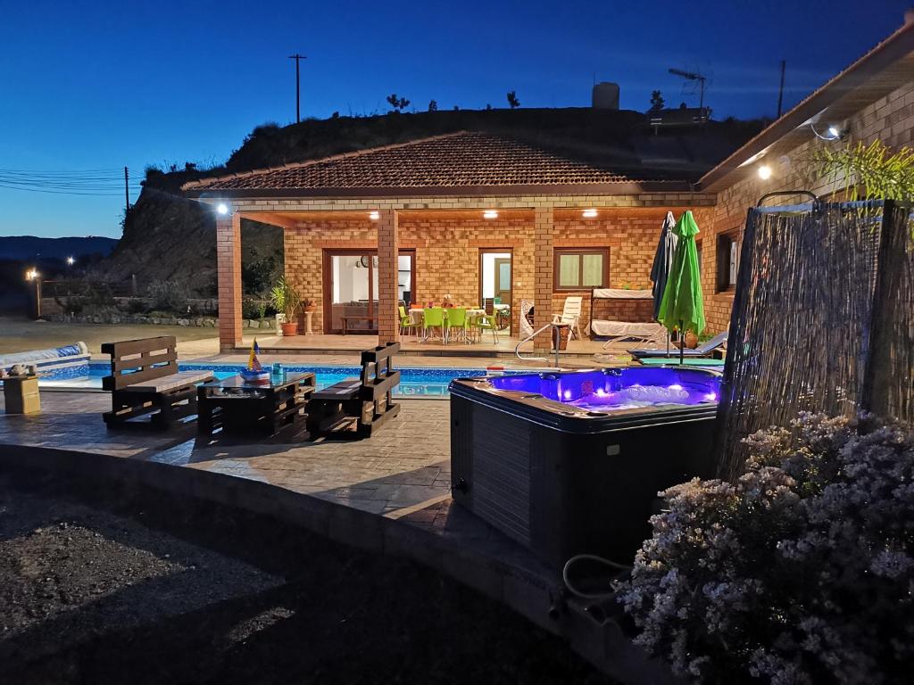 een huis met een zwembad met een hot tub bij Kalamospito Holiday House in Kalokhorio