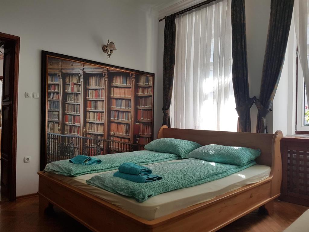 1 dormitorio con 1 cama con toallas en Apartments Fazarinc en Celje