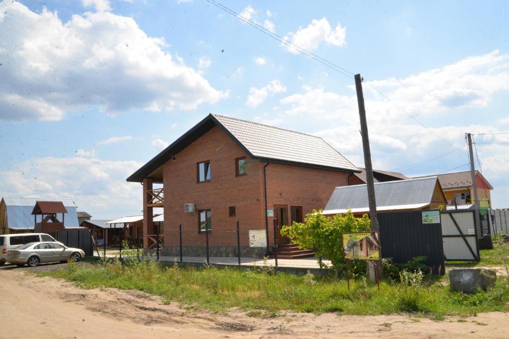 una casa de ladrillo con un coche aparcado delante de ella en Pryvatna Sadyba Tviy Kut en Svityazʼ