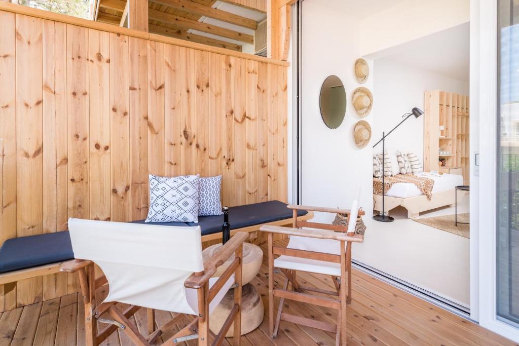 A seating area at Die Zwei Brüder Art & Suites