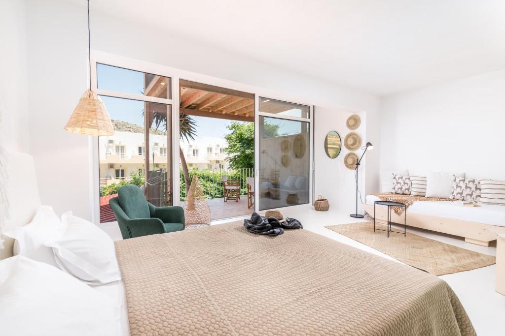 A bed or beds in a room at Die Zwei Brüder Art & Suites