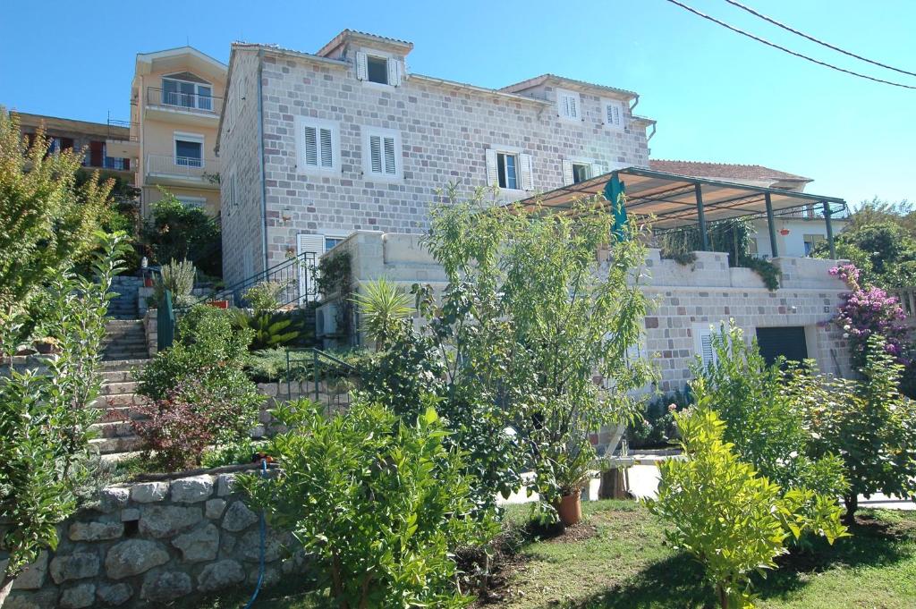 ein Haus mit Garten davor in der Unterkunft Bujanic Apartments in Tivat