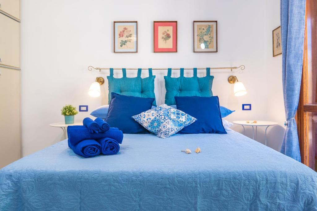 Postel nebo postele na pokoji v ubytování La Casetta Linda - New 2 Bedroom Apt in Sorrento with seaview Terrace