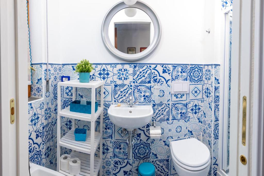 Koupelna v ubytování La Casetta Linda - New 2 Bedroom Apt in Sorrento with seaview Terrace
