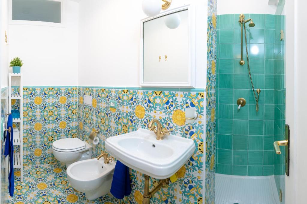 Koupelna v ubytování La Casetta Linda - New 2 Bedroom Apt in Sorrento with seaview Terrace