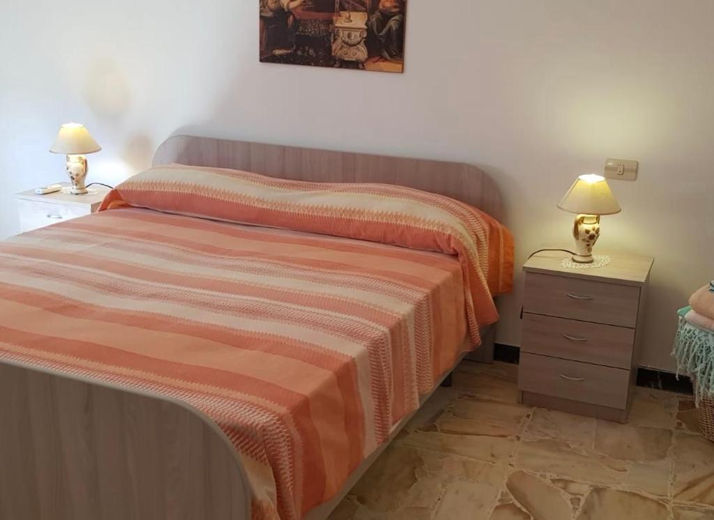1 dormitorio con 1 cama y 2 lámparas en las mesas en I Nuovi Orizzonti Casa Girasole, en Calatabiano