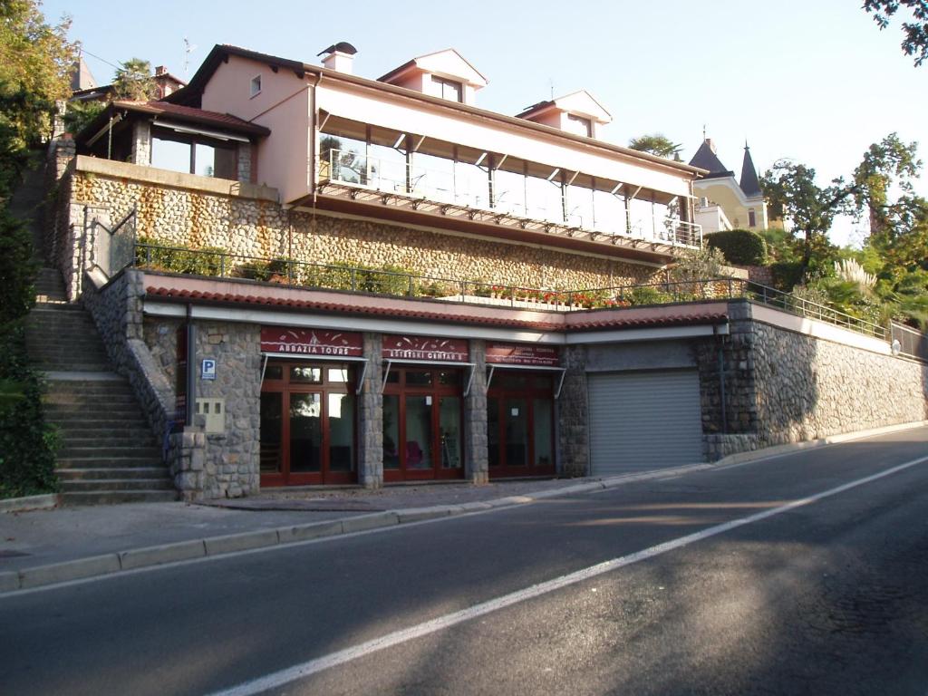 Budynek, w którym mieści się apartament