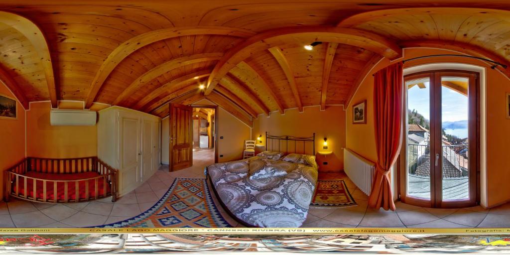 Habitación grande con cama y techo grande. en CasAle Fe-Wo - Appartamenti con vista Lago, en Cannero Riviera