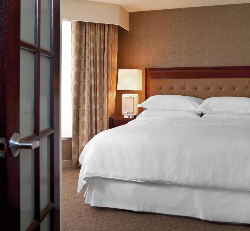 Postel nebo postele na pokoji v ubytování Red Deer Resort & Casino