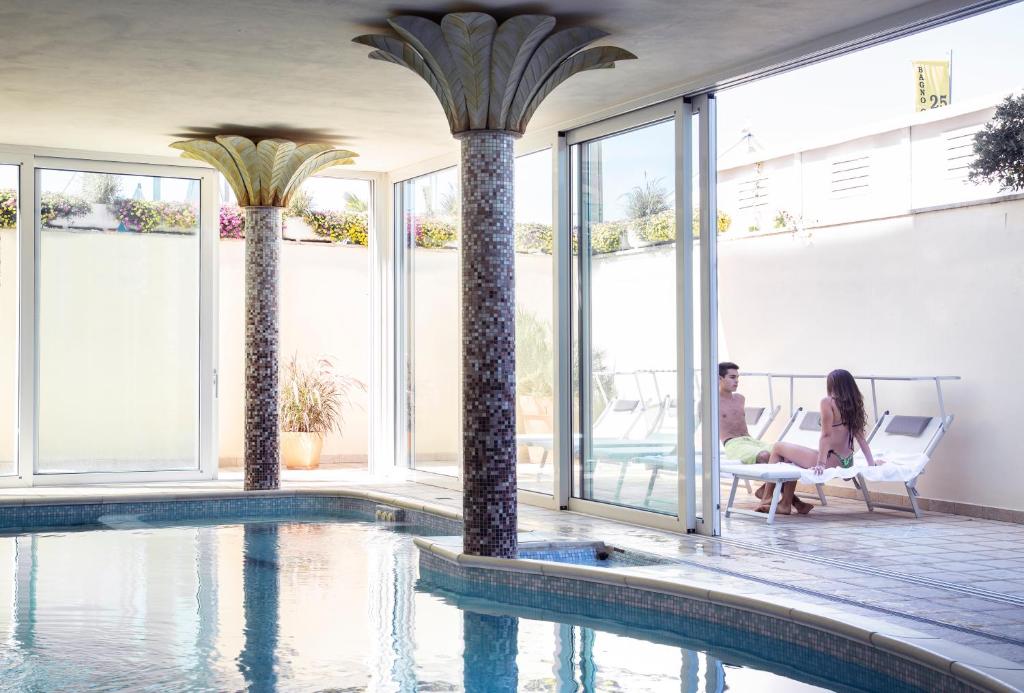 Bazén v ubytování Hotel Orizzonte nebo v jeho okolí