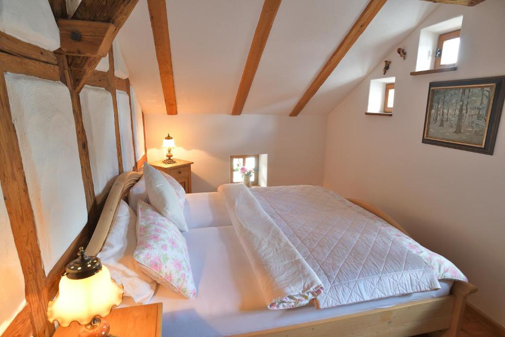 Postel nebo postele na pokoji v ubytování Jurahaus Hirschberg