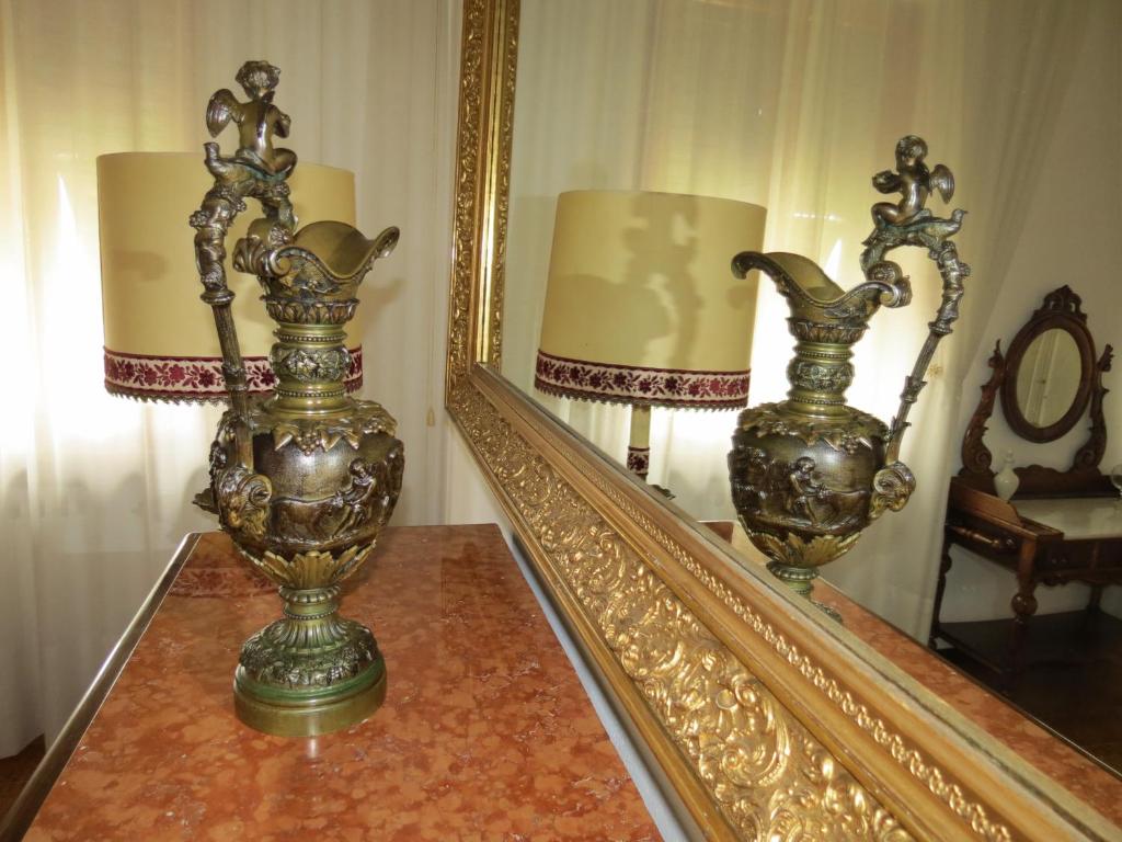 um espelho e dois vasos em cima de uma mesa em CASA GIOVANNI em San Gimignano