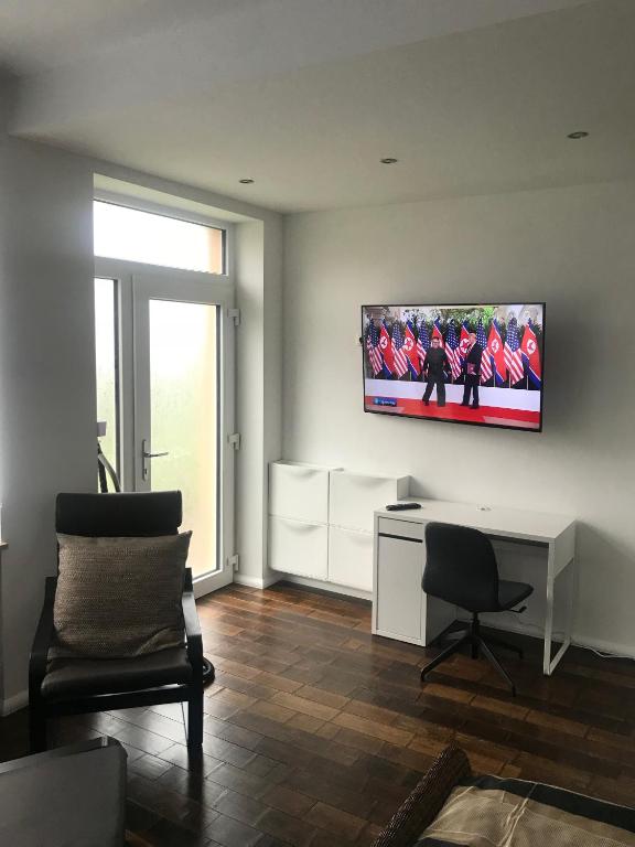 TV a/nebo společenská místnost v ubytování Business Appartements