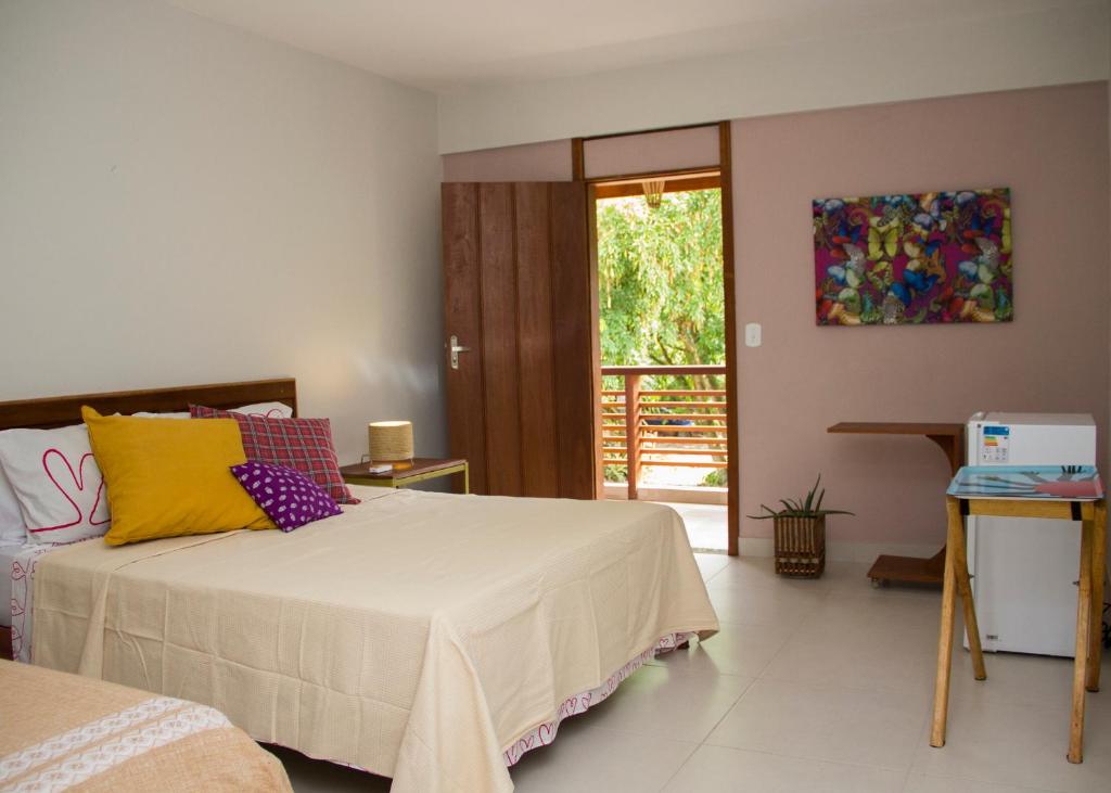 バーハ・グランデにあるManjuba Pousada - Taipu de Foraのベッドルーム(ベッド1台付)、バルコニーが備わります。