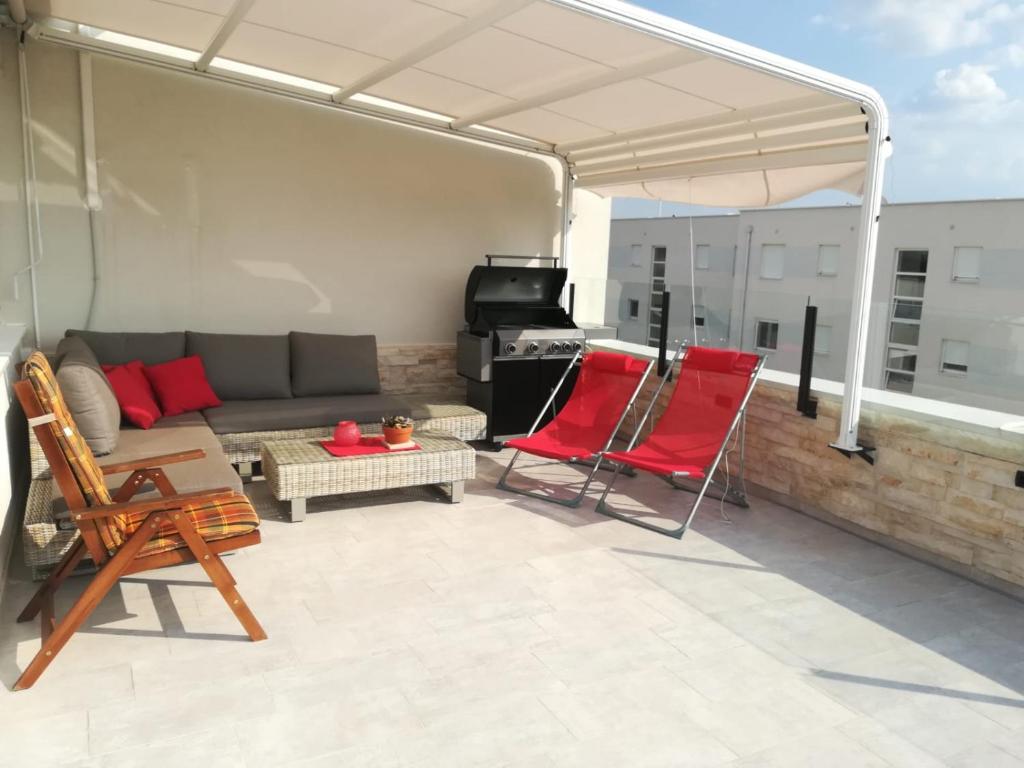 d'une terrasse sur le toit avec un canapé et des chaises. dans l'établissement Apartment ANTONELLA, à Nin