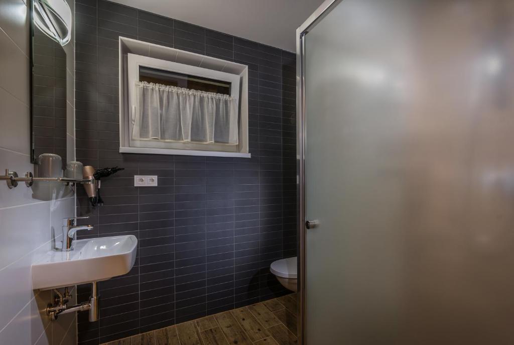 Kúpeľňa v ubytovaní Na Verande apartments Jasna
