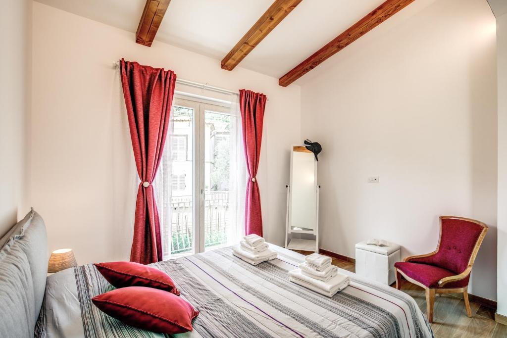 A bed or beds in a room at Chez Carme'