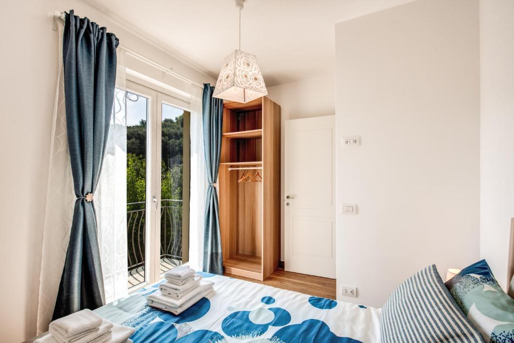 A bed or beds in a room at Chez Carme'