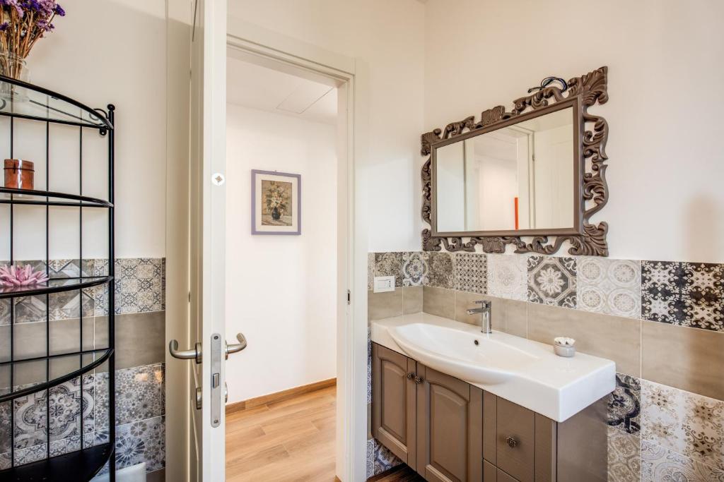 A bathroom at Chez Carme'