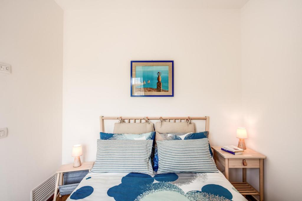 A bed or beds in a room at Chez Carme'