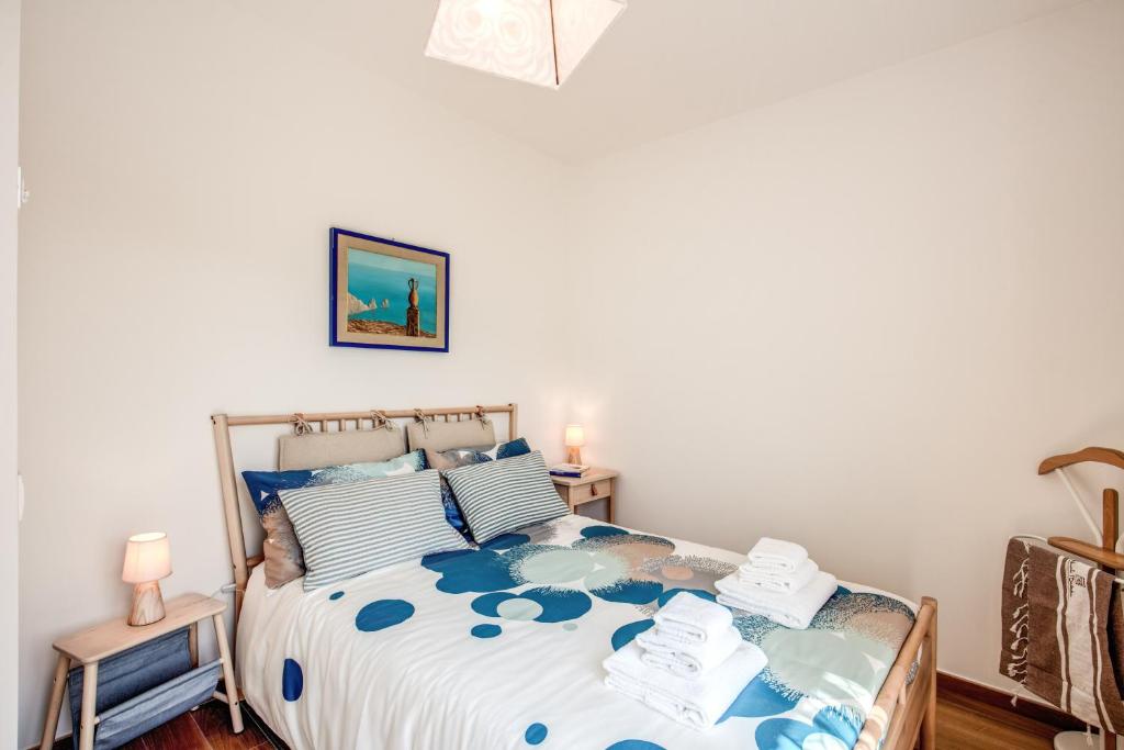 A bed or beds in a room at Chez Carme'