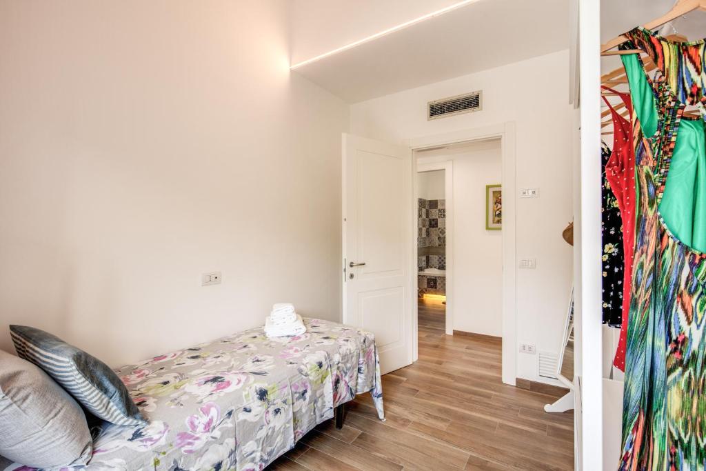 A bed or beds in a room at Chez Carme'