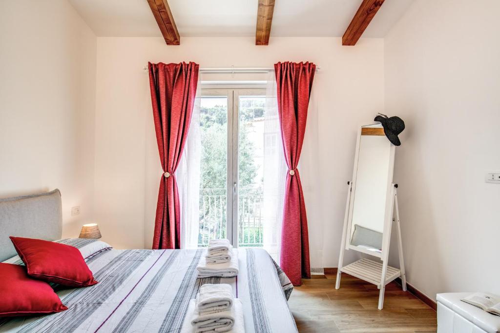 A bed or beds in a room at Chez Carme'