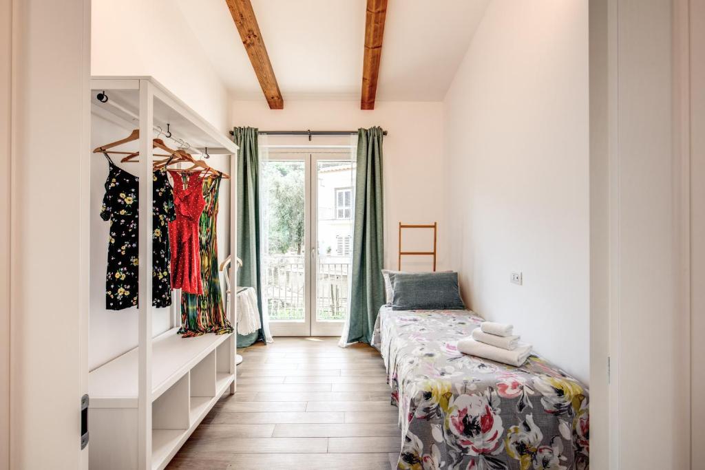 A bed or beds in a room at Chez Carme'