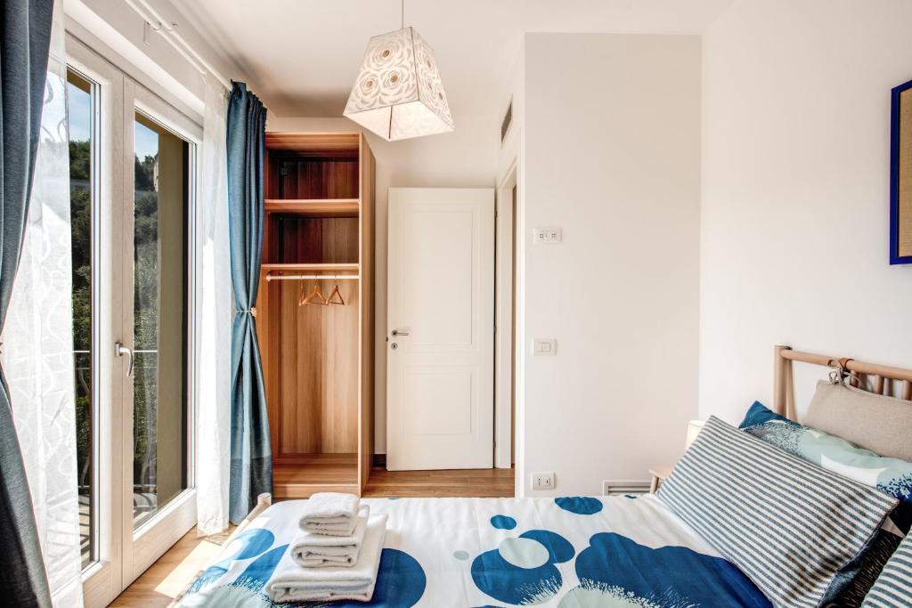 A bed or beds in a room at Chez Carme'