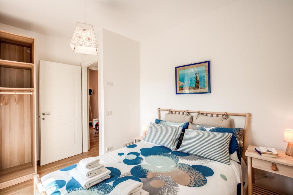 A bed or beds in a room at Chez Carme'